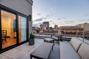 Un espacio de descanso moderno al aire libre con vistas al horizonte urbano.