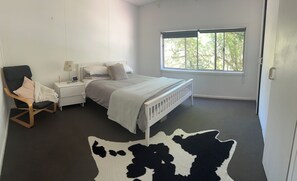 2 soverom, skrivebord, strykejern/-brett og reiseseng for barn