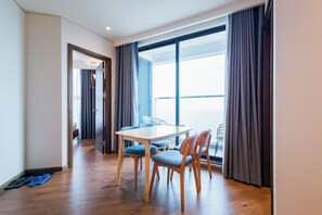 Suite Premium, 2 kamar tidur, balkon, pemandangan laut | Ruang keluarga | Televisi LED 65-inci dengan saluran TV satelit dan monitor komputer