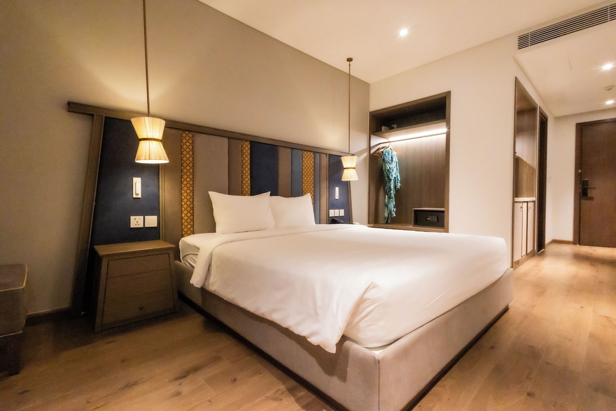 Premium Room, 1 King Bed, Partial Ocean View, Sea Facing