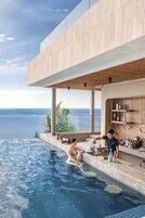 2 piscinas al aire libre, camas de piscina gratis, sombrillas