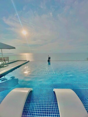 2 kolam renang outdoor, dengan cabana gratis dan payung kolam renang