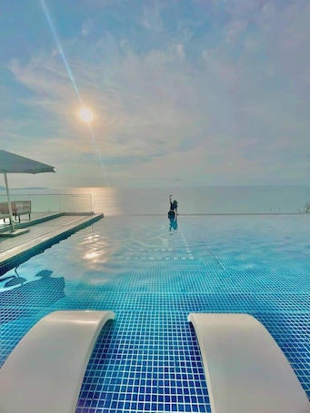 2 piscinas al aire libre, camas de piscina gratis, sombrillas