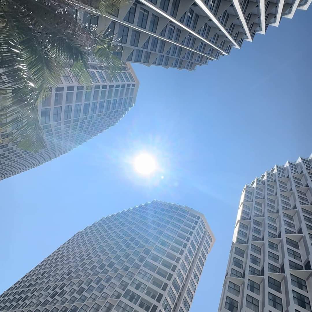 Vista frontal de la propiedad