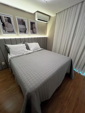 2 chambres, fer et planche à repasser, lit de bébé portatif