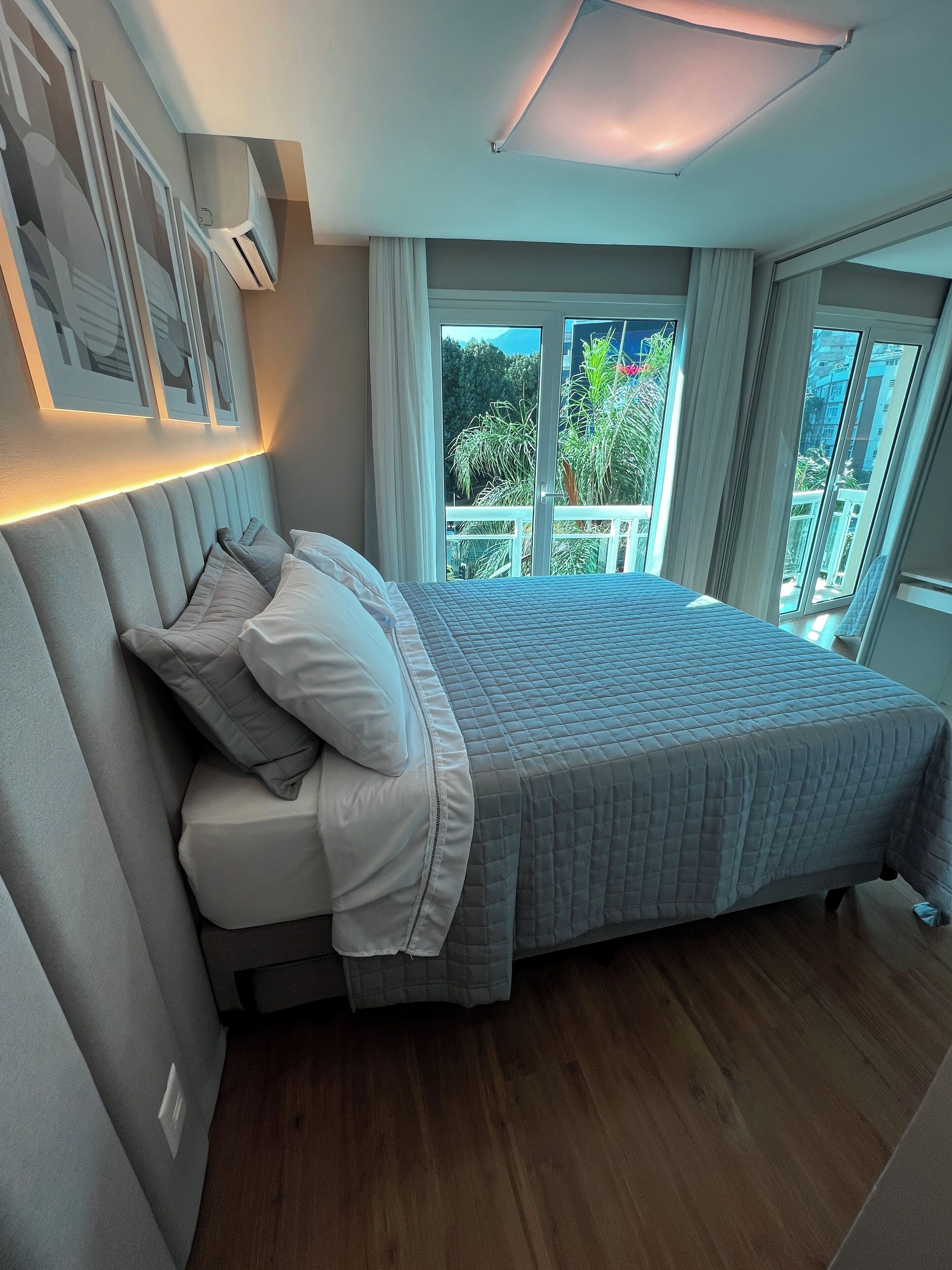 2 quartos, ferros/tábuas de passar roupa, berço de viagem