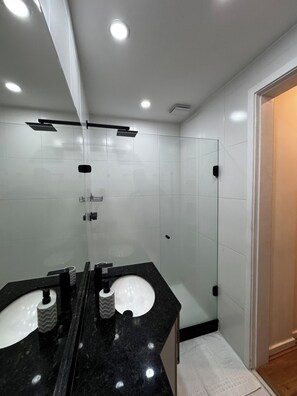 Bruser, hårtørrer, håndklæder, Toiletpapir