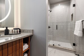 Ducha, secador de pelo, toallas y jabón