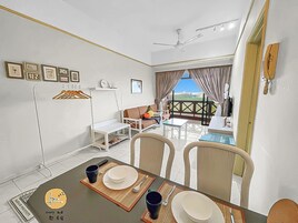 舒适公寓, 阳台, 部分海景 | 起居区