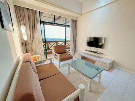 Apartamento conforto, sacada, vista parcial para o mar | Ćrea de estar