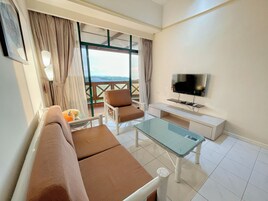 Apartamento Confort, balcón, vistas parciales al mar | Zona de estar