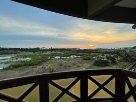 Apartamento conforto, sacada, vista parcial para o mar | Terraço/pátio