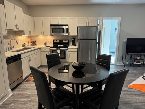 Charming 1-bedroom apartment in superb Addison with WiFi & a ton of amenities!