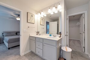 Hair dryer, bidet, towels, soap - Electric & Vibrant home 15 min from Downtown ATL (Decatur)