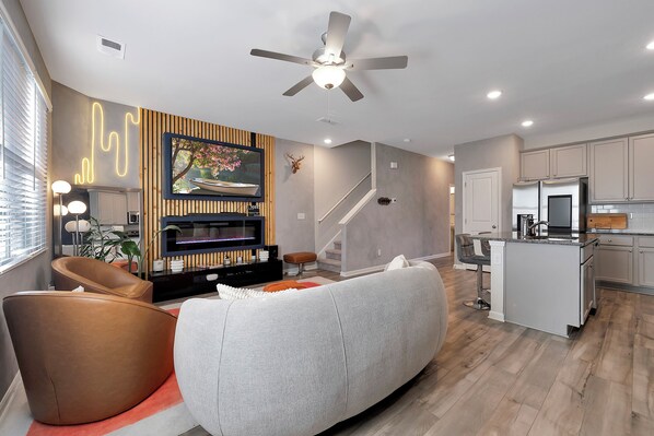 Smart TV, fireplace, table football, books - Electric & Vibrant home 15 min from Downtown ATL (Decatur)