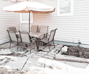 Outdoor dining - Stay & Play - Central Family Friendly (Calgary)