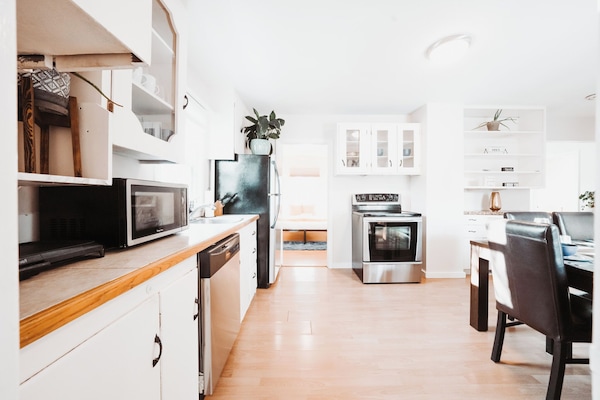 Casa familiar | Cocina privada | Hervidor eléctrico, tostadora y trona infantil
