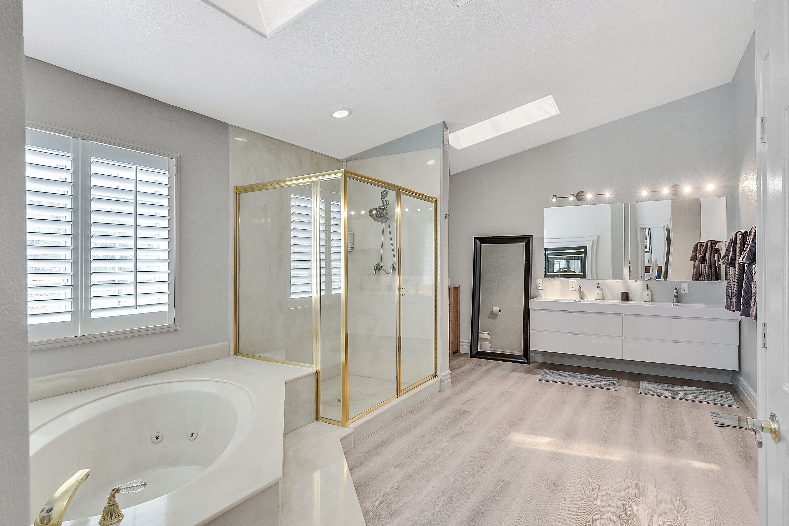 Maison luxueuse | Salle de bain | Savon, shampooing, papier de toilette