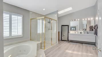 Maison luxueuse | Salle de bain | Savon, shampooing, papier de toilette