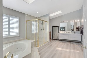 Casa de lujo | Baño | Jabón, shampoo, papel de baño 