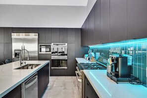 Luxury House | Private kitchen - Villa - 8 Bedrms 5 Bths 15 Beds (Las Vegas)