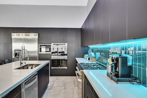 Villa - 8 Bedrms 5 Bths 15 Beds