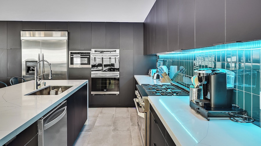 Villa - 8 Bedrms 5 Bths 15 Beds