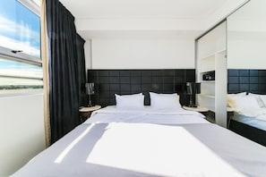 2 bedrooms, desk, iron/ironing board, WiFi