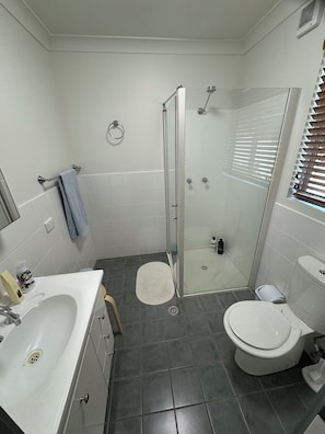 Shower, hair dryer, towels, soap - "Seas the Bay" -House with water views. (Batehaven)