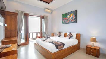 Quarto casal luxo, sacada, vista para o mar | Frigobar, Wi-Fi de cortesia, roupa de cama