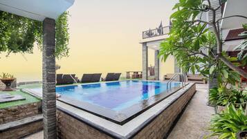 Kolam renang outdoor