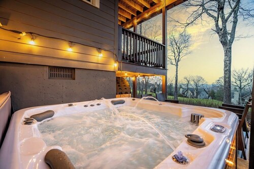 LuxuryIHot tubISaunaICold PlungeIGame RoomIViews
