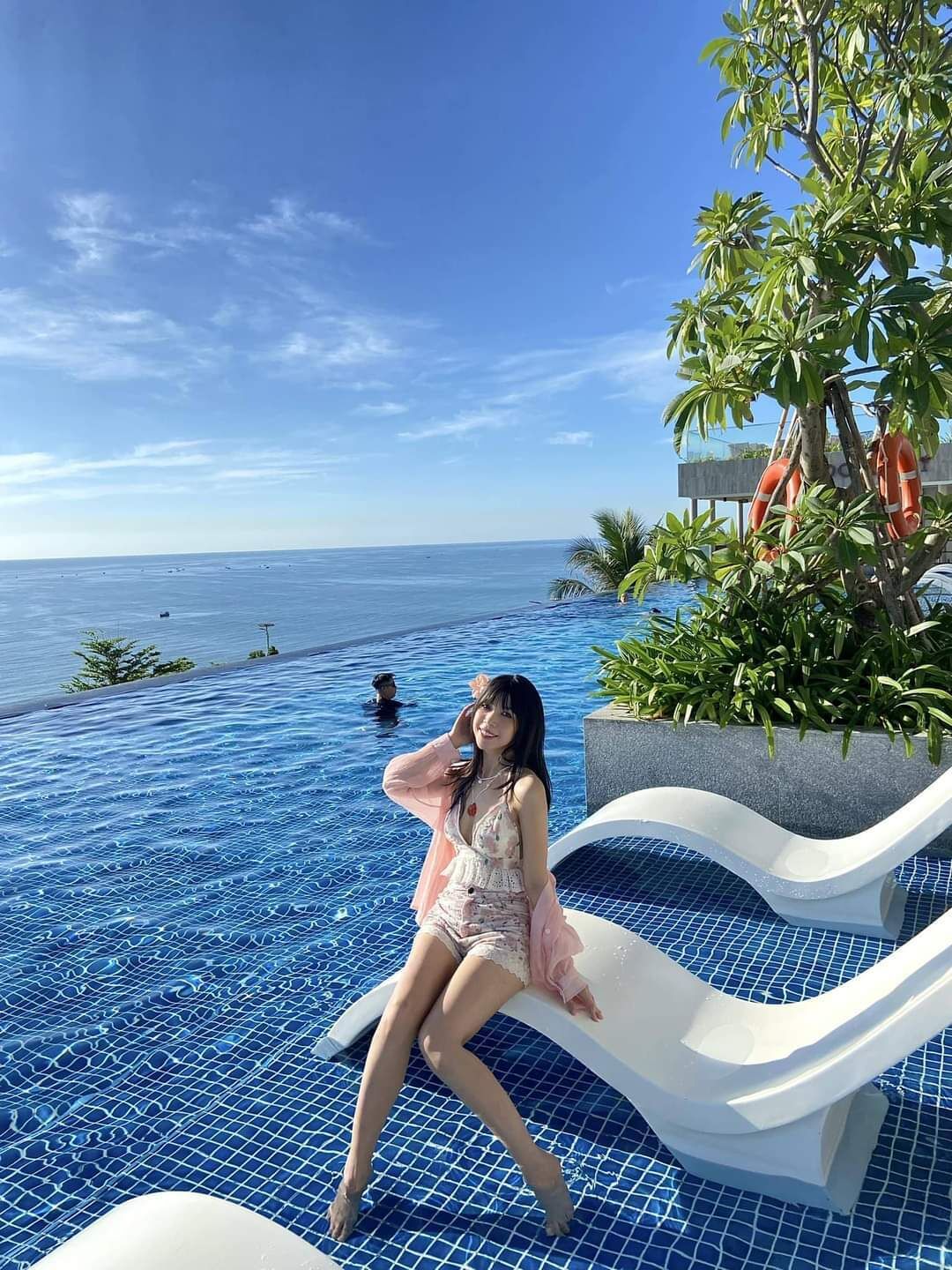 2 piscinas al aire libre, camas de piscina gratis, sombrillas