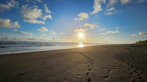 Beach - Charming 2-bedroom house with WiFi, AC in serene Parrita (PARRITA)