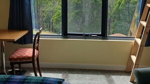 Studio – comfort, fjellutsikt | Oppholdsområde | En 600-centimeters TV med digitale kanaler