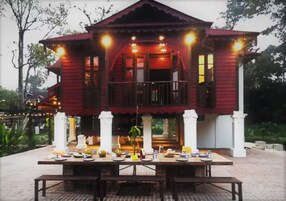 Sarapan, makan tengah hari dan makan malam dihidangkan 