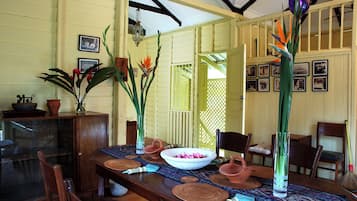 Superior Villa, Courtyard View | Makan dalam bilik