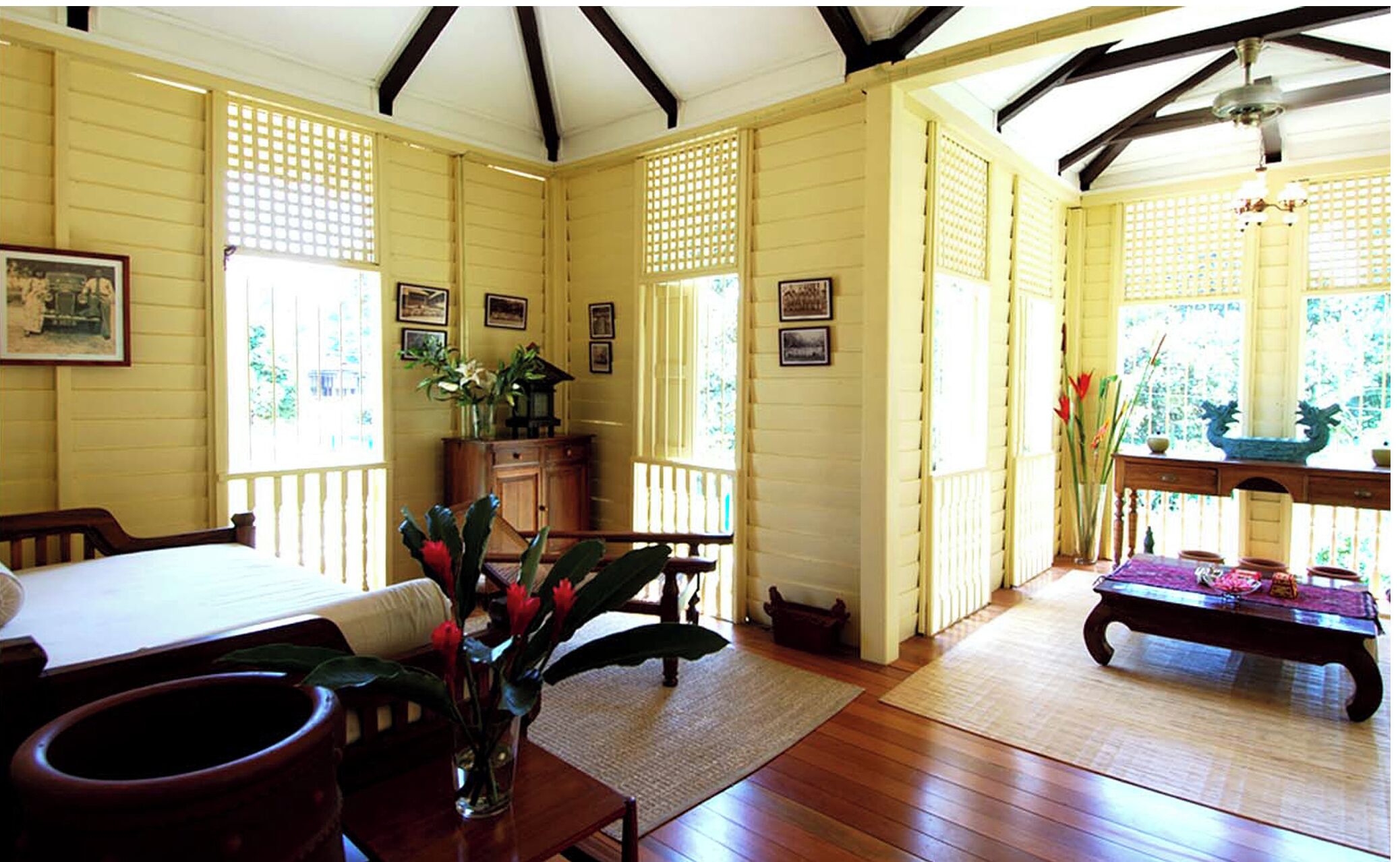 Superior Villa, Courtyard View | Living area | Flat-screen TV