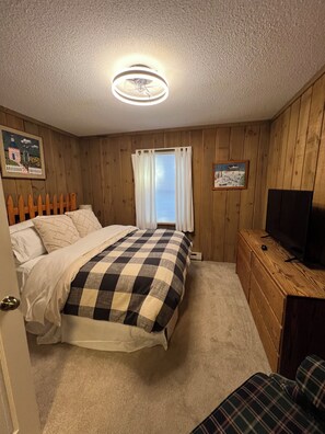 5 bedrooms, iron/ironing board, WiFi, bed sheets - Brookside 3 Level cabin with amenities near Mt Snow Ski - Fireplace 3 Full Baths (Wilmington)