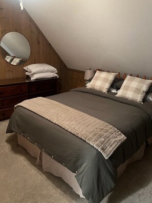 5 bedrooms, iron/ironing board, WiFi, bed sheets - Brookside 3 Level cabin with amenities near Mt Snow Ski - Fireplace 3 Full Baths (Wilmington)