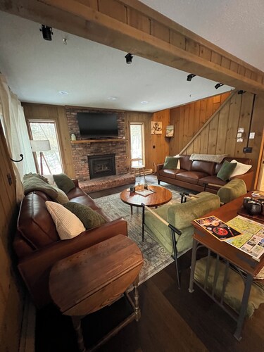 Brookside 3 Level cabin with amenities near Mt Snow Ski - Fireplace 3 Full Baths