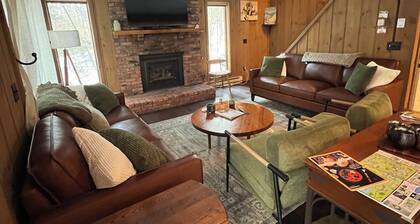 Brookside 3 Level cabin with amenities near Mt Snow Ski - Fireplace 3 Full Baths