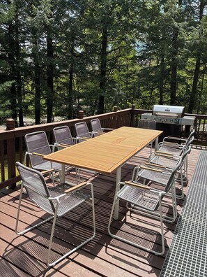 Outdoor dining - Brookside 3 Level cabin with amenities near Mt Snow Ski - Fireplace 3 Full Baths (Wilmington)