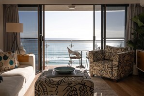 华丽公寓, 2 间卧室, 阳台, 海洋景观 | 客厅 | 平板电视