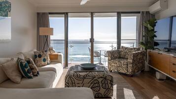 Apartamento luxo, 2 quartos, sacada, vista para o oceano | Sala de estar | TV de tela plana