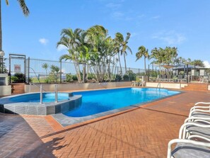 Utendørsbasseng og solsenger