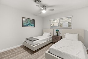 2 makuuhuonetta, työpöytä, silitysrauta/-lauta, ilmainen Wi-Fi