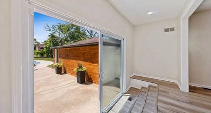 Family fun-house w/POOL & Game Room, 5 min from Airport and Rosement attractions