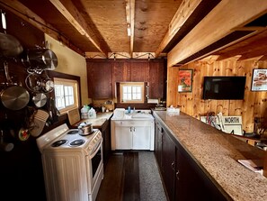 Jääkaappi, liesi, keittoastiat/astiat/ruokailuvälineet