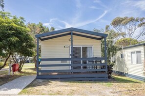 A small, single-story mobile home with a porch and a covered entryway. - Pet Friendly Stays - BIG4 Aireys Inlet (Aireys Inlet)